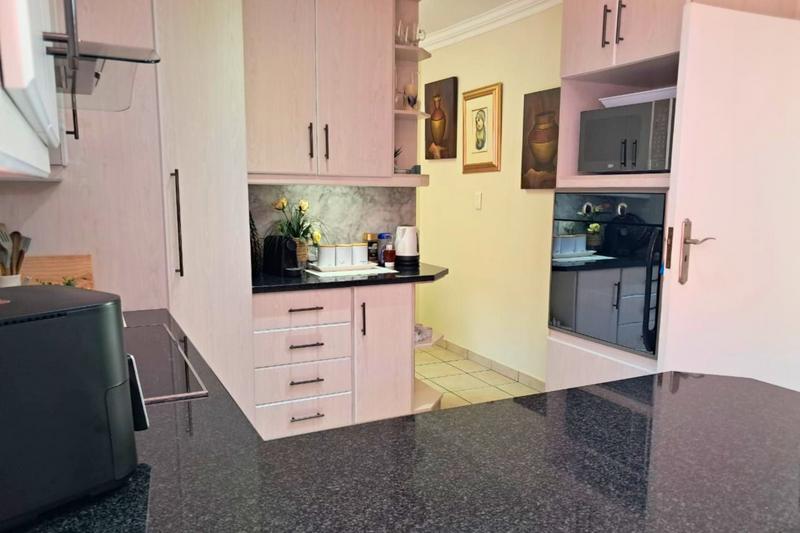 To Let 3 Bedroom Property for Rent in Island View Western Cape